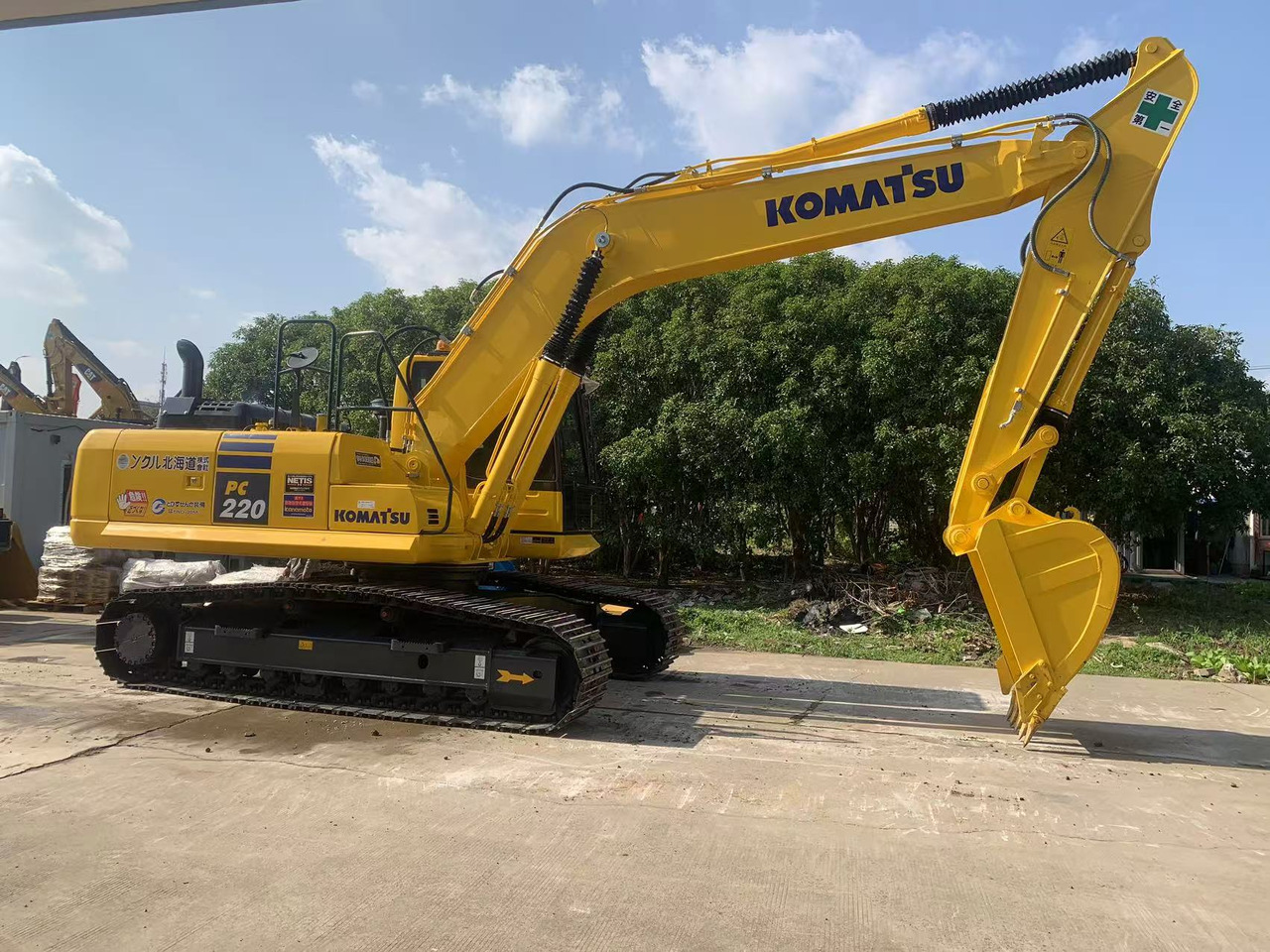 Komatsu PC220 (23-tonne) Excavator